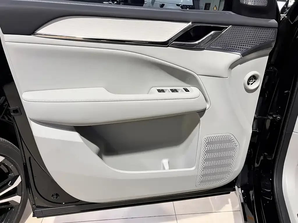 Volvo EM90 2025 из CN, фото 10
