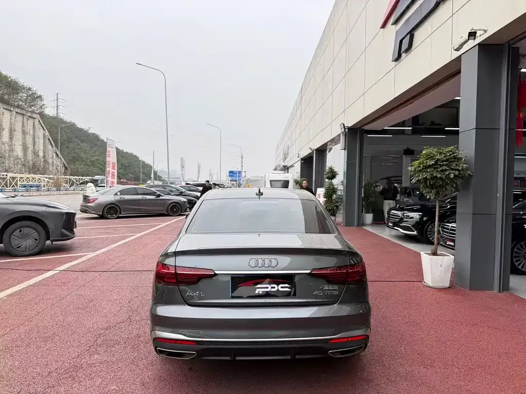 Audi A4L 2022 из CN, фото 2
