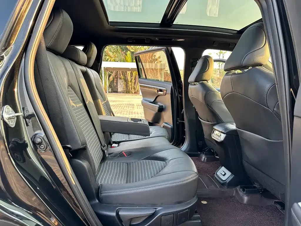 Toyota Crown Kluger 2023 из CN, фото 2