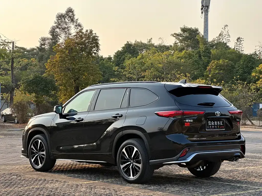 Toyota Crown Kluger 2023 из CN, фото 4