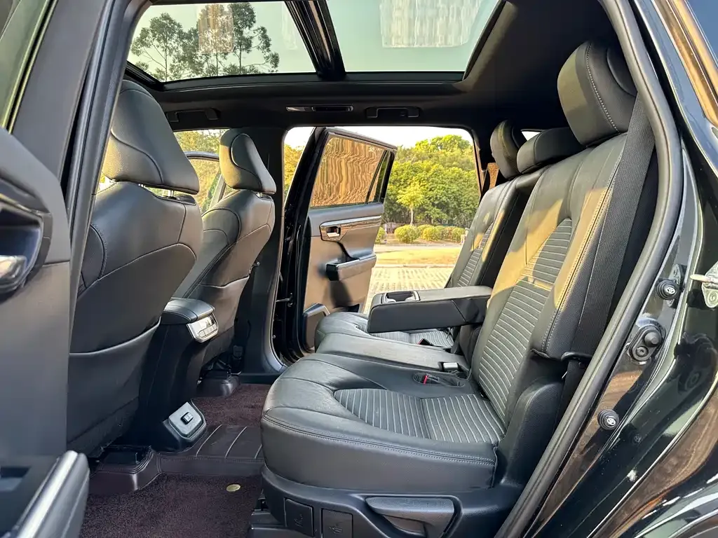 Toyota Crown Kluger 2023 из CN, фото 5