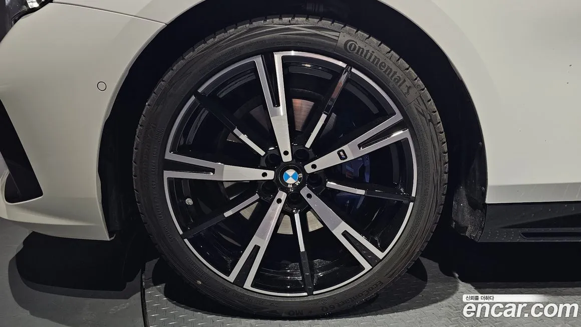 BMW 5-Series 2025 из KR, фото 5