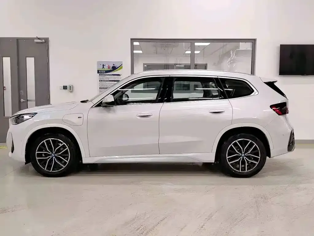 BMW iX1 2025 из CN, фото 4