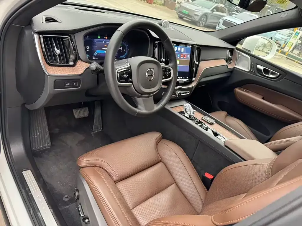 Volvo XC60 PHEV 2025 из CN, фото 2