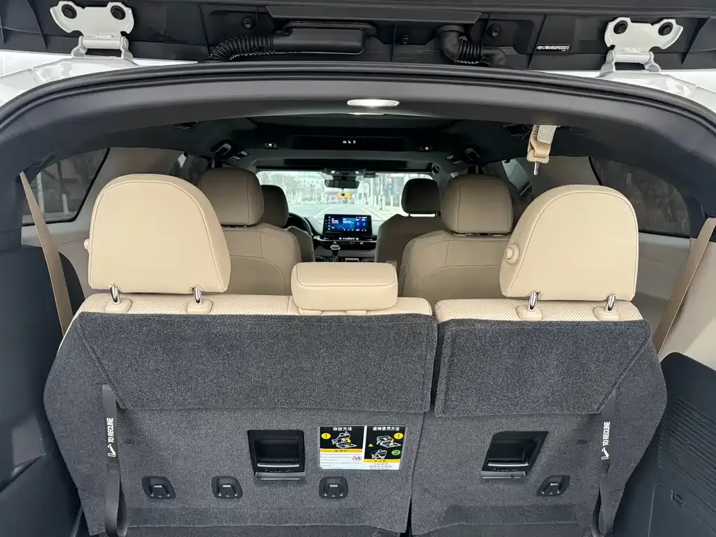Toyota Granvia 2023 из CN, фото 8