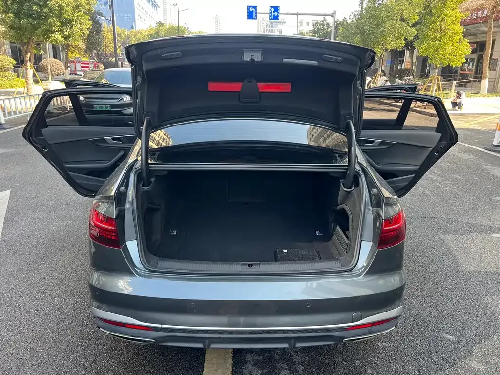 Audi A4L 2023 из CN, фото 10