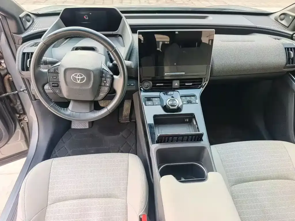 Toyota bZ4X 2022 из CN, фото 2
