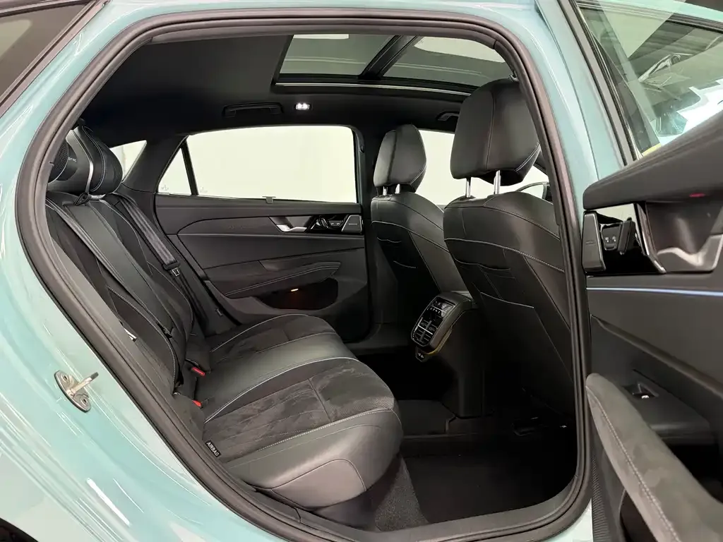 Volkswagen Passat 2024 из CN, фото 3