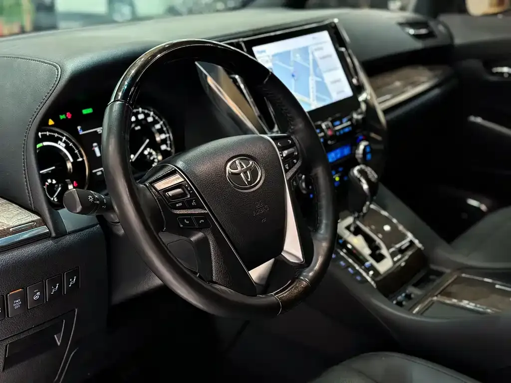 Toyota Alphard — фото 7