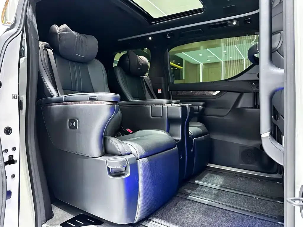 Toyota Alphard — фото 9