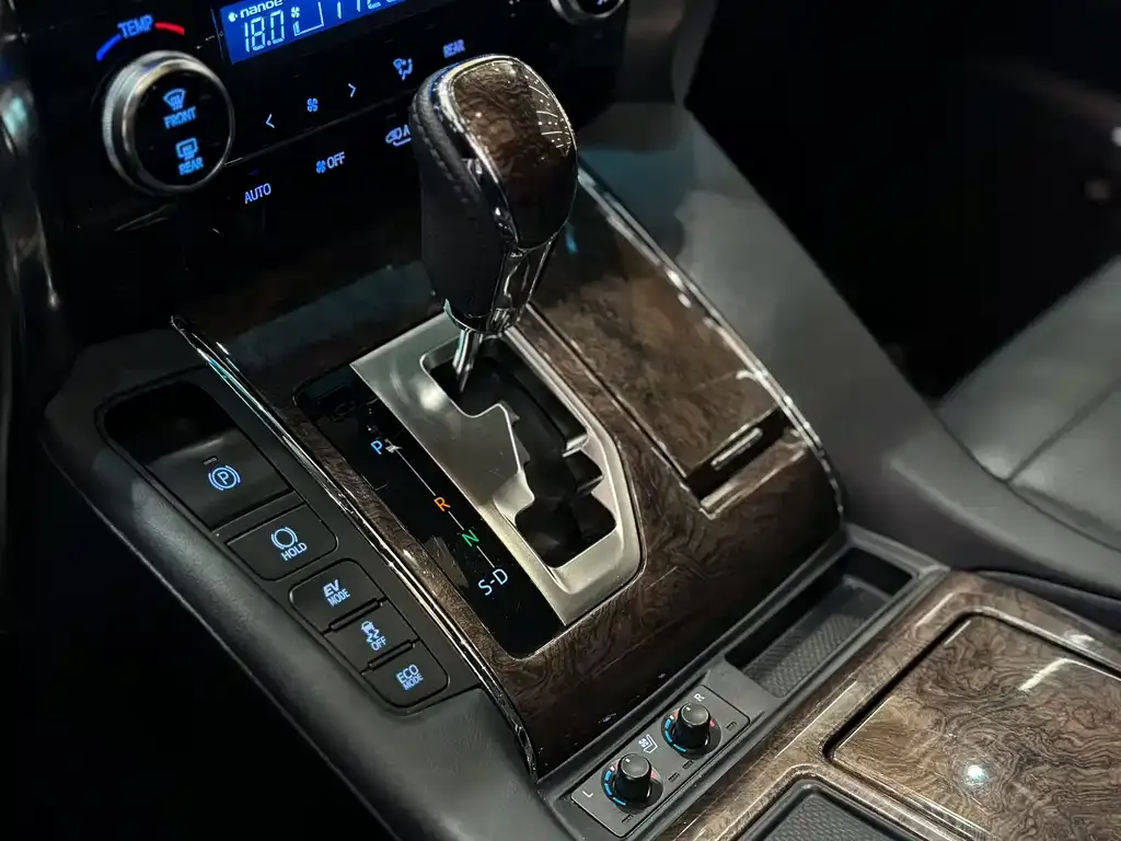 Toyota Alphard — фото 6