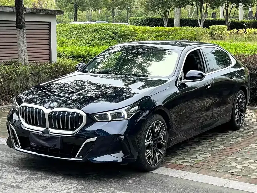 BMW 5 Series — фото 1