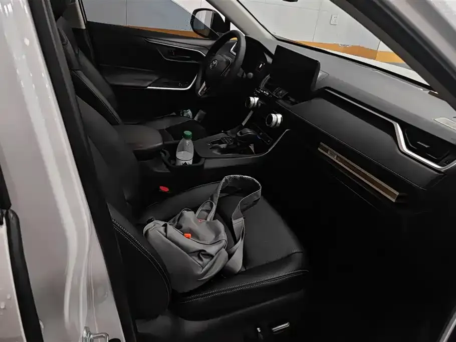 Toyota RAV4 2023 из CN, фото 5