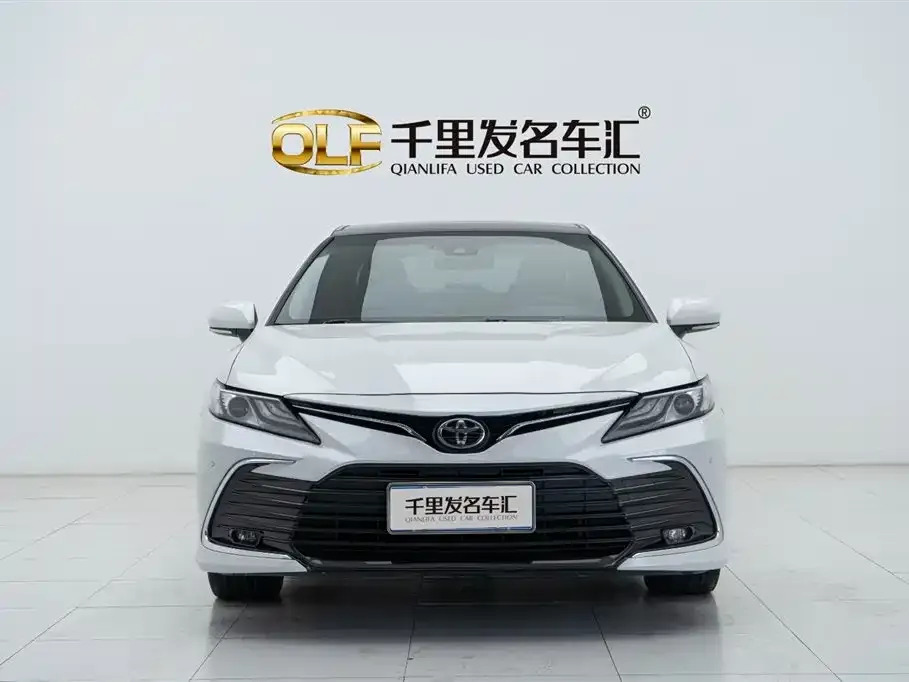 Toyota Camry — фото 1