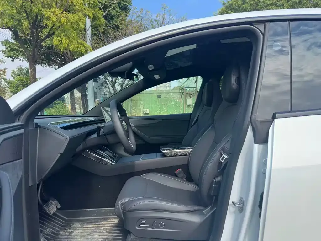 Tesla Model Y L — фото 10