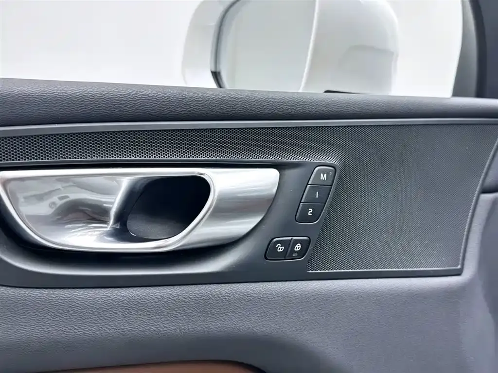 Volvo XC60 — фото 10