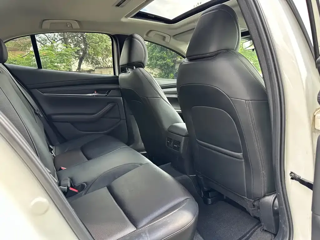Mazda 3 Axela 2023 из CN, фото 2