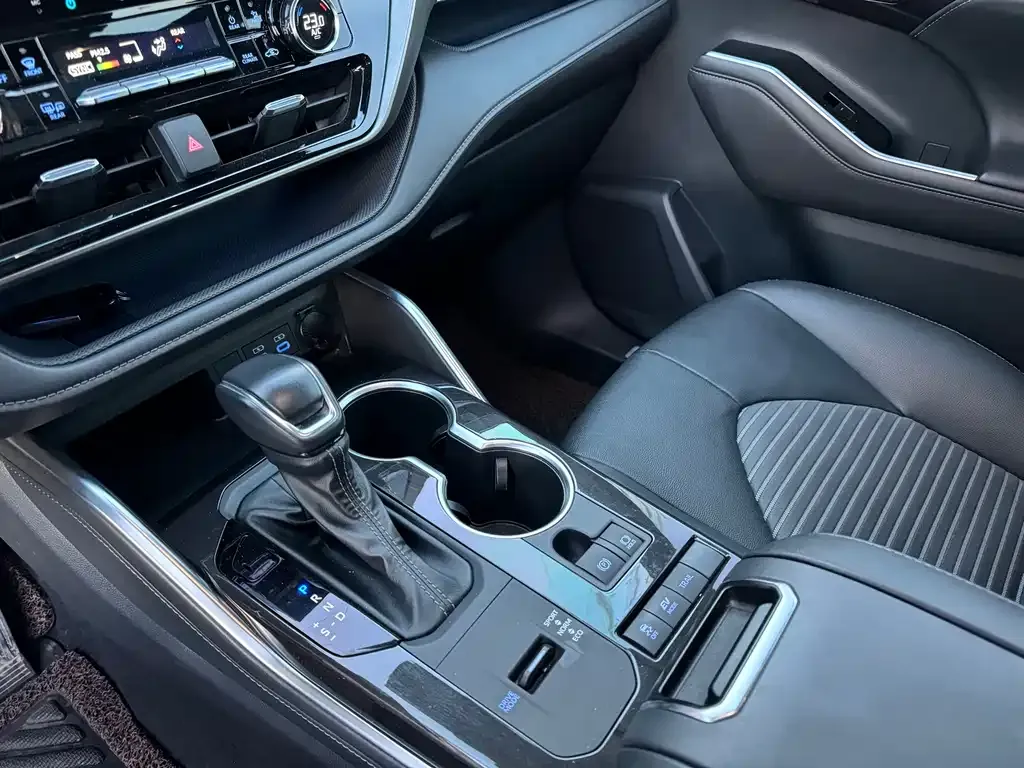 Toyota Crown Kluger 2022 из CN, фото 4