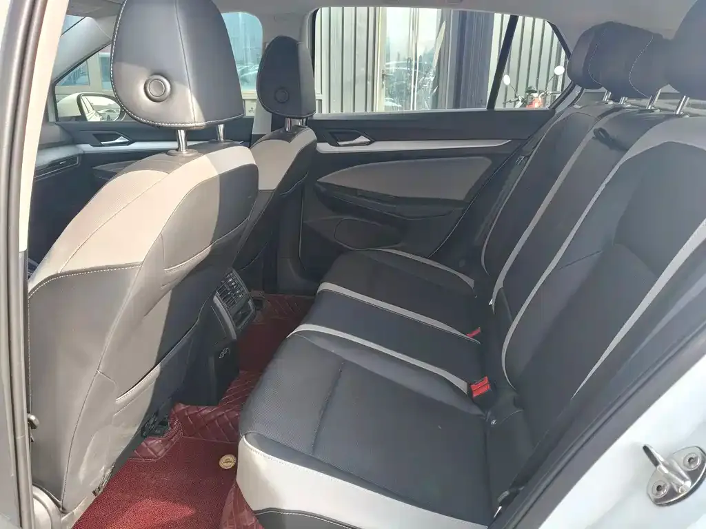 Volkswagen Golf 2023 из CN, фото 4