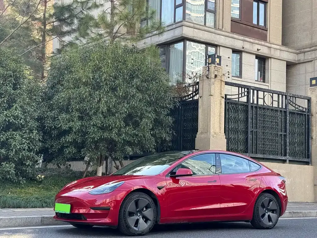 Tesla Model 3 — фото 1
