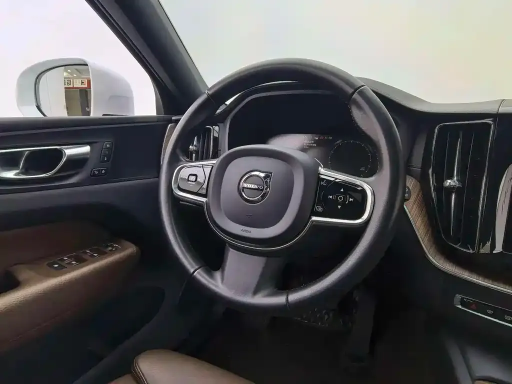 Volvo XC60 — фото 10