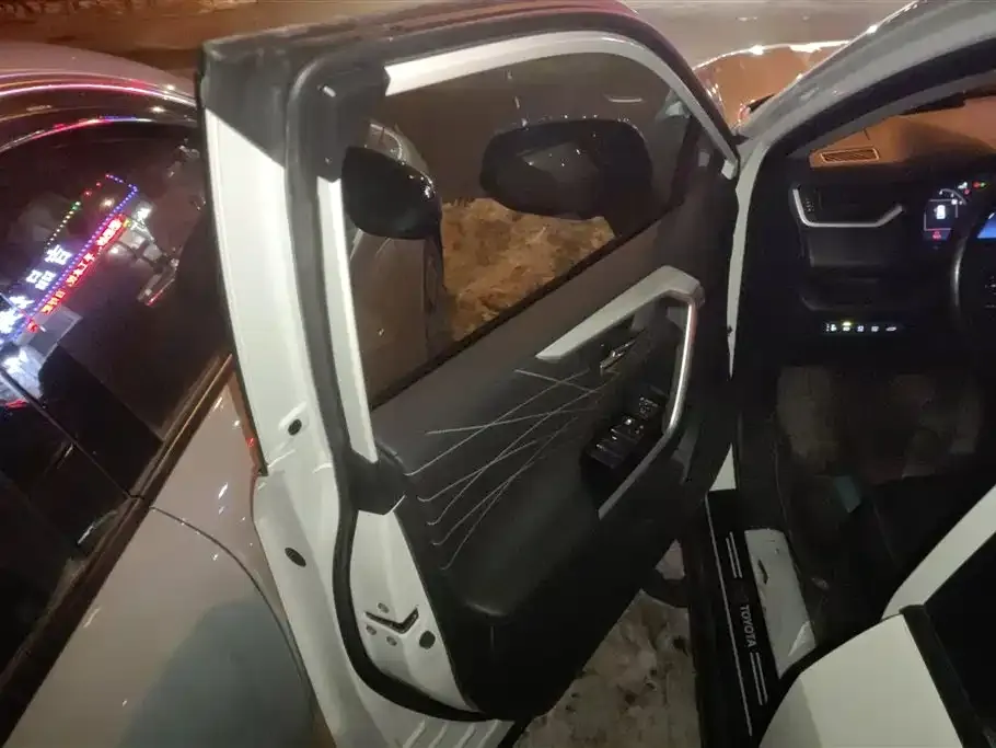 Toyota RAV4 2024 из CN, фото 2