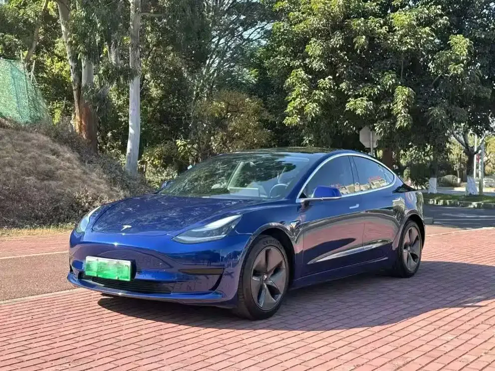 Tesla Model 3 — фото 1