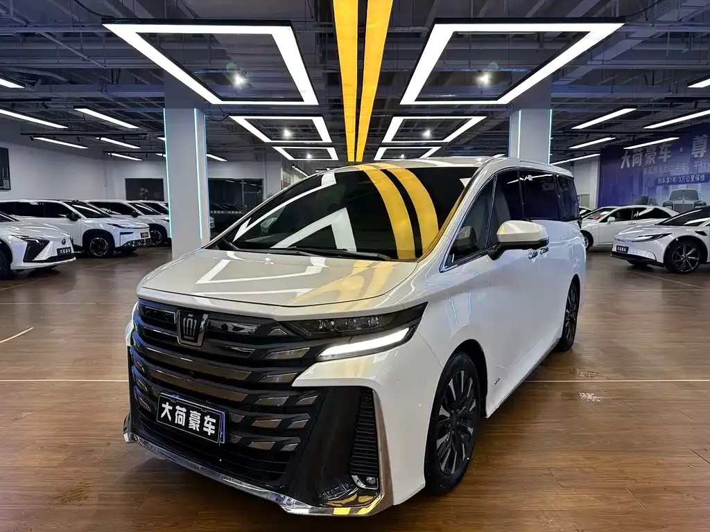 Toyota Vellfire — фото 1
