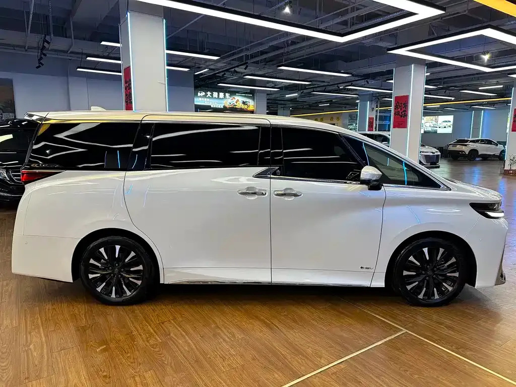 Toyota Vellfire — фото 3