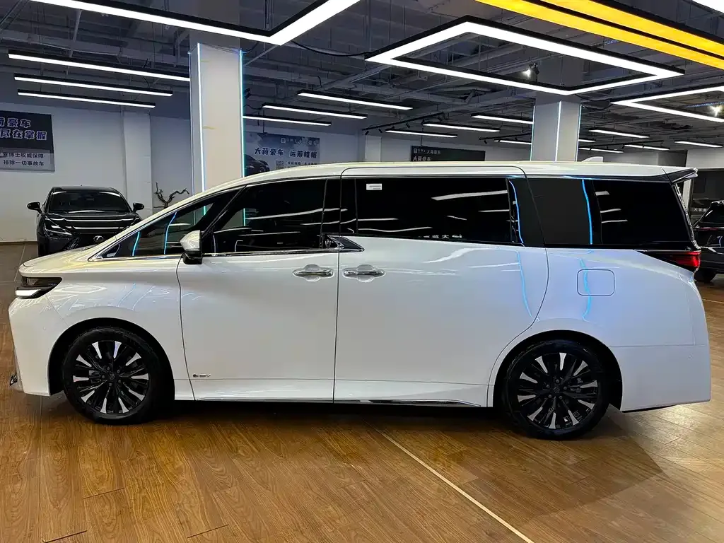Toyota Vellfire — фото 10