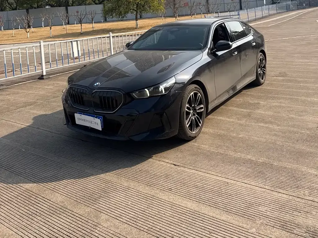 BMW 5 Series — фото 1
