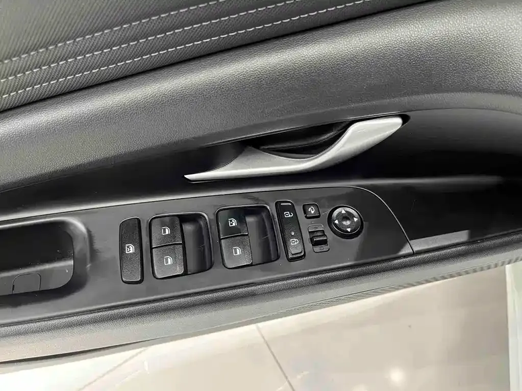 Hyundai Elantra — фото 4