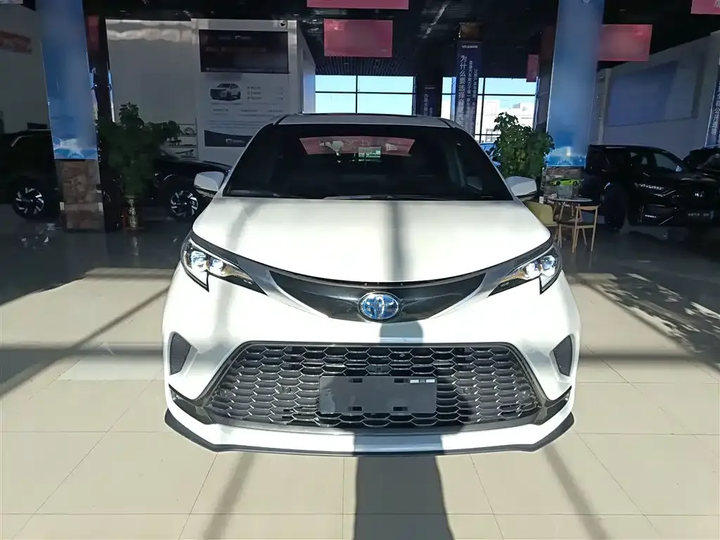 Toyota Granvia 2023 из CN, фото 2