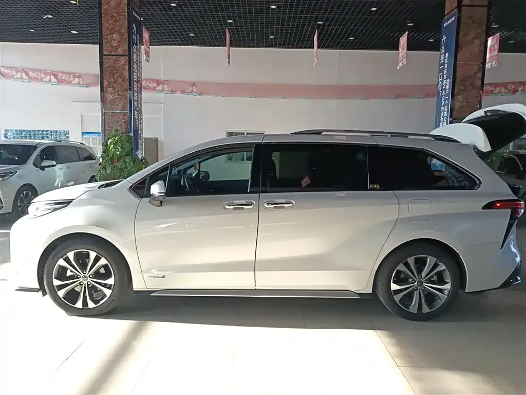 Toyota Granvia 2023 из CN, фото 4