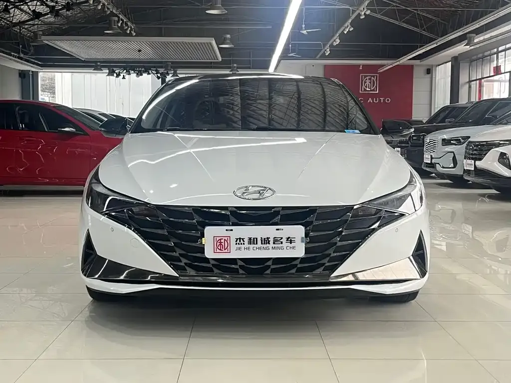 Hyundai Elantra — фото 1