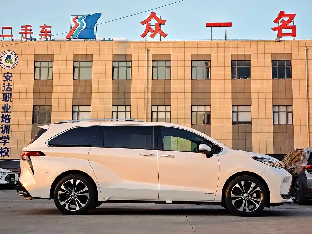 Toyota Granvia — фото 3
