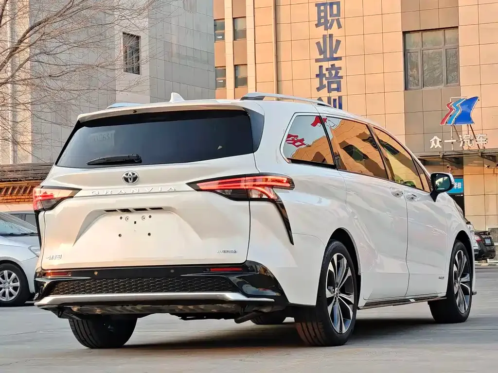 Toyota Granvia — фото 9