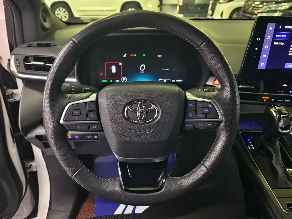 Toyota Granvia — фото 10