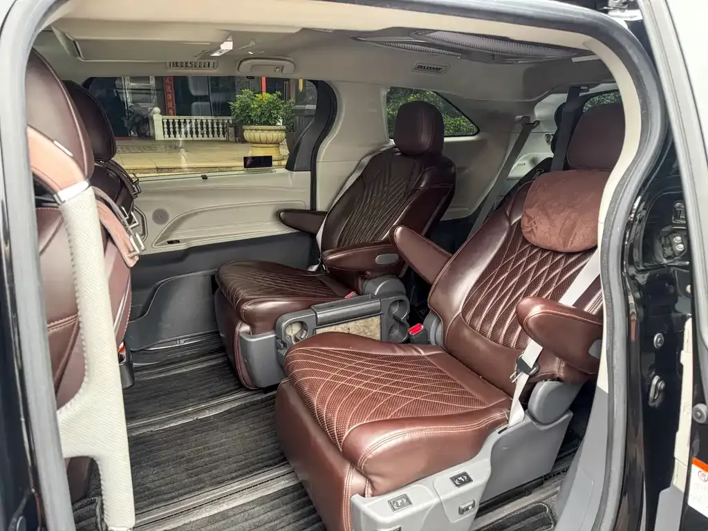 Toyota Granvia 2023 из CN, фото 5