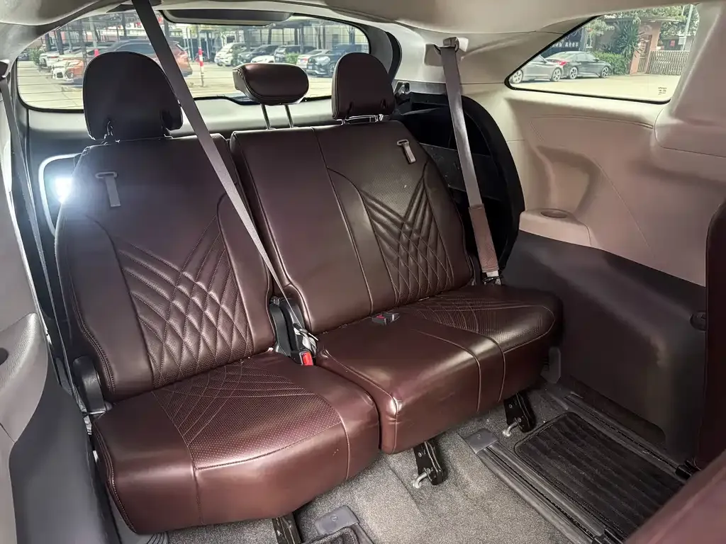 Toyota Granvia 2023 из CN, фото 2