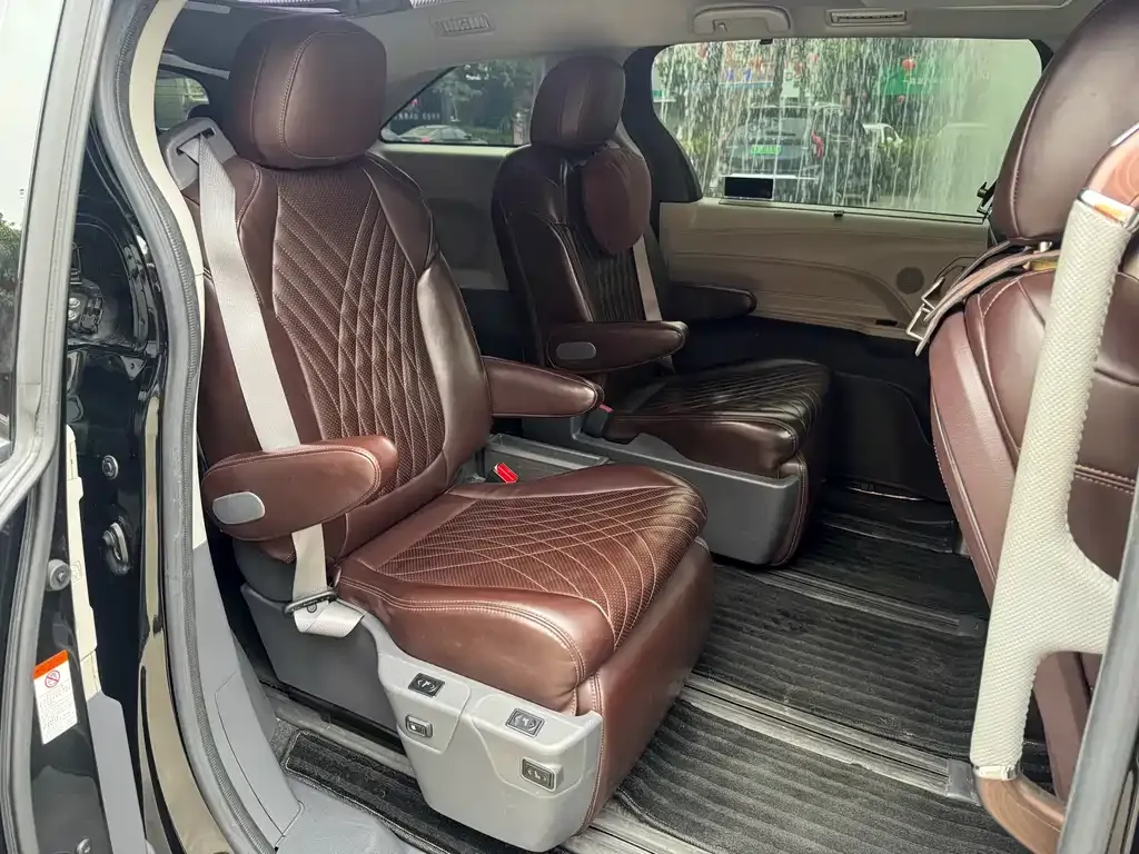 Toyota Granvia 2023 из CN, фото 8