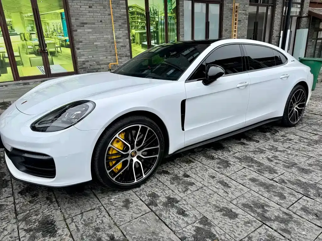 Porsche Panamera — фото 1