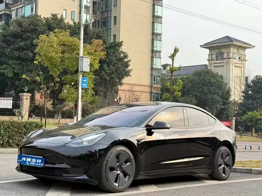Tesla Model 3 — фото 1