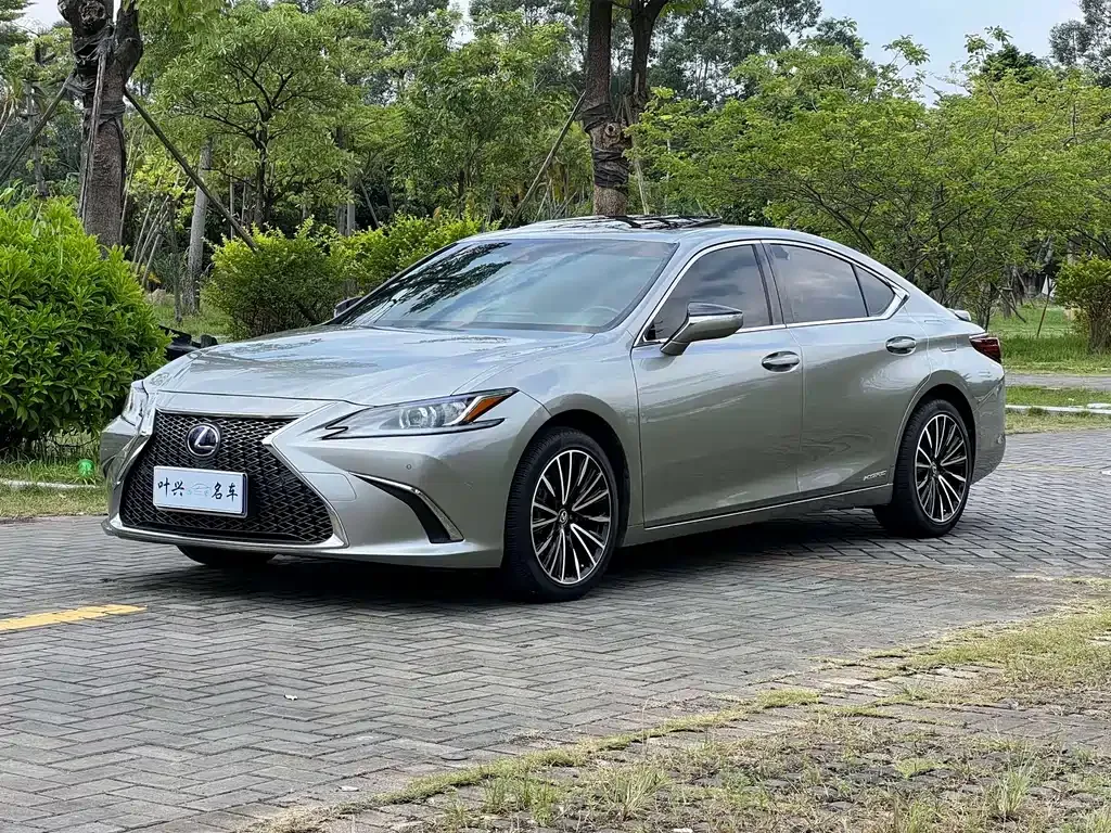 Lexus ES — фото 1
