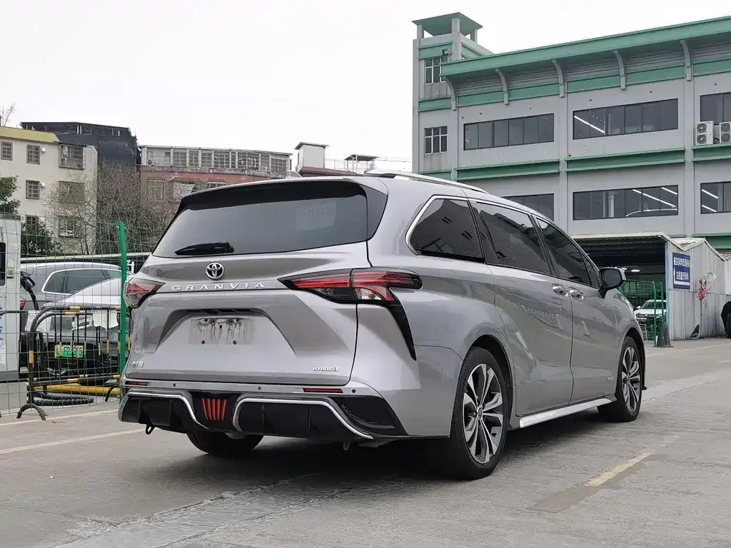 Toyota Granvia 2024 из CN, фото 7