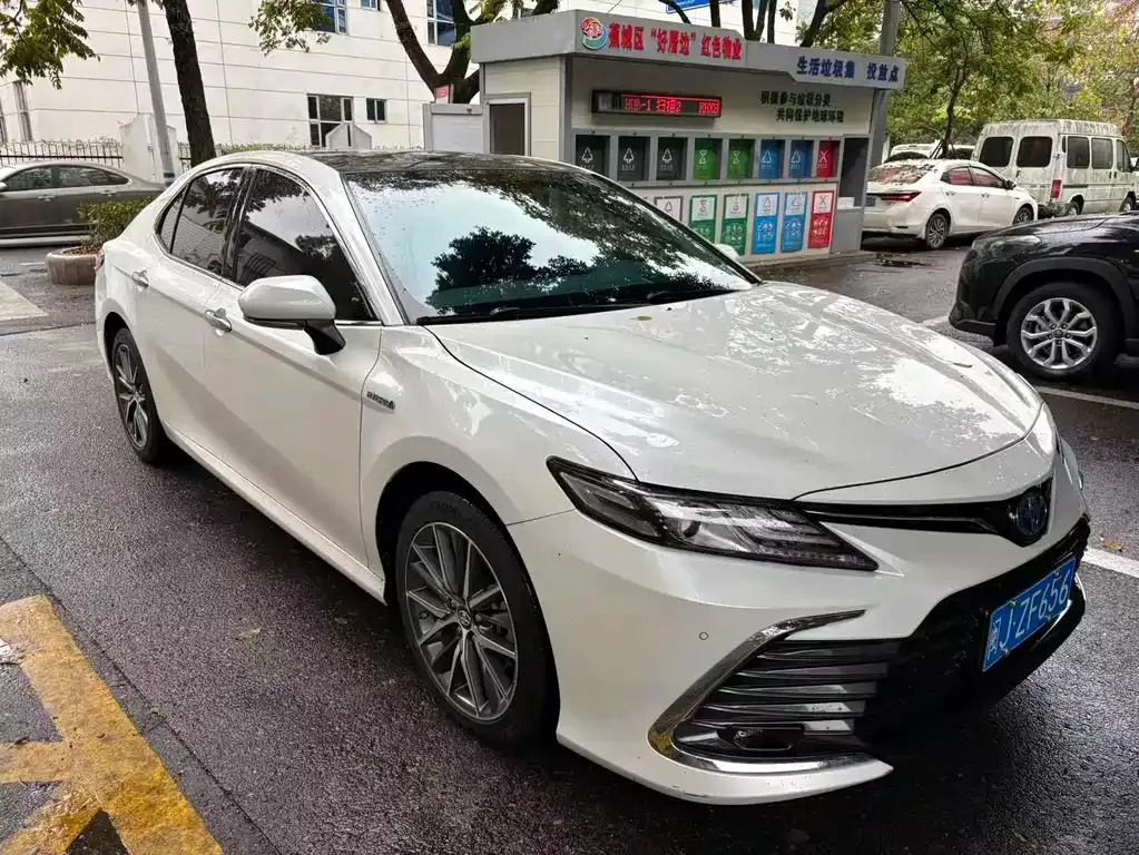 Toyota Camry — фото 1