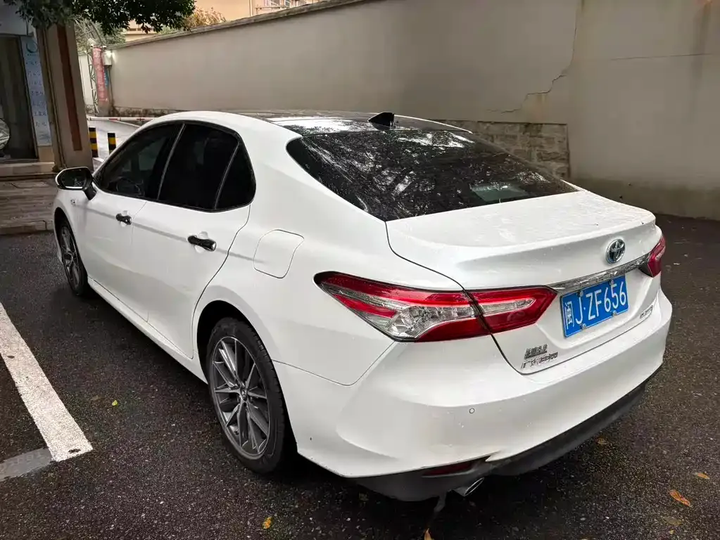 Toyota Camry — фото 5