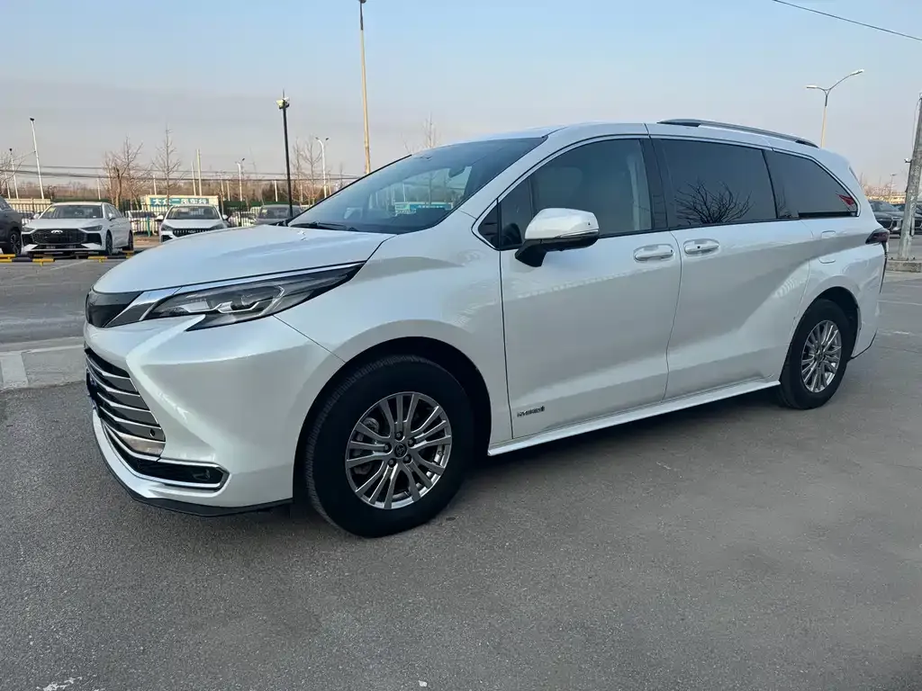 Toyota Sienna — фото 1