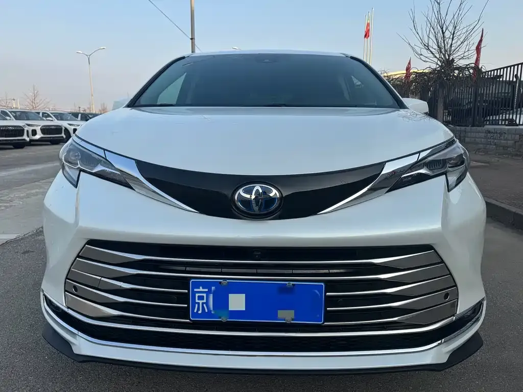 Toyota Sienna — фото 5