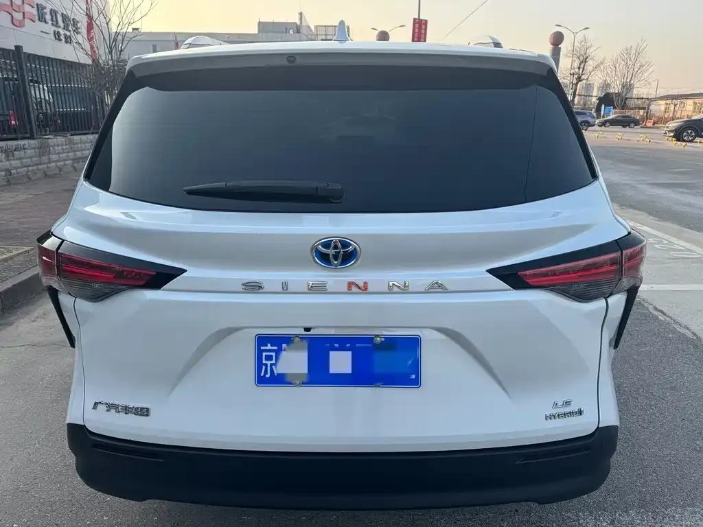 Toyota Sienna — фото 10
